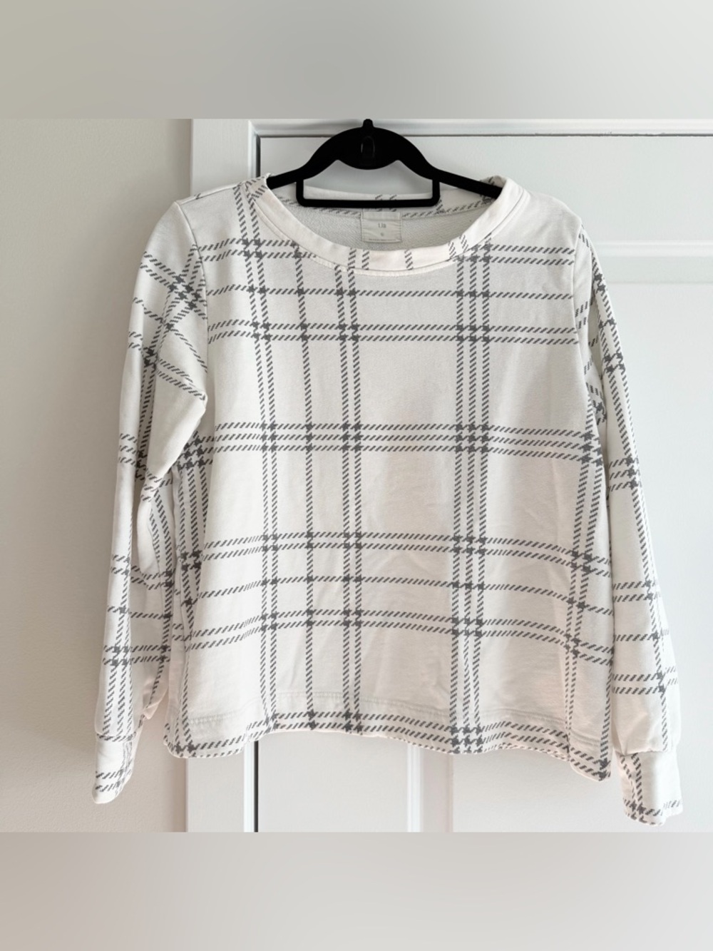 T.La White and Gray Houndstooth Plaid Long-Sleeve Top